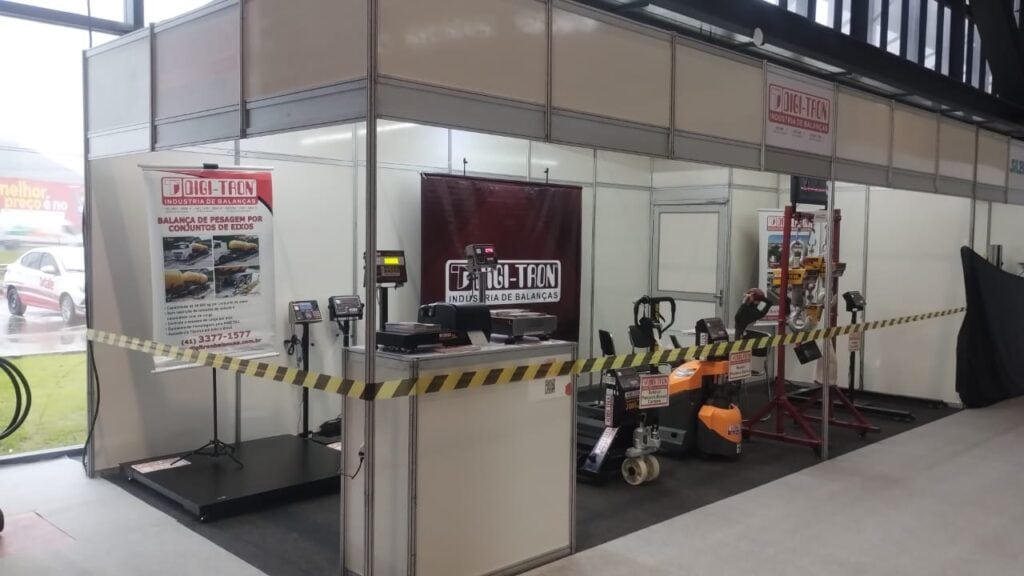 Iluminação e mobiliário de stand montado pela Totale na Logistique