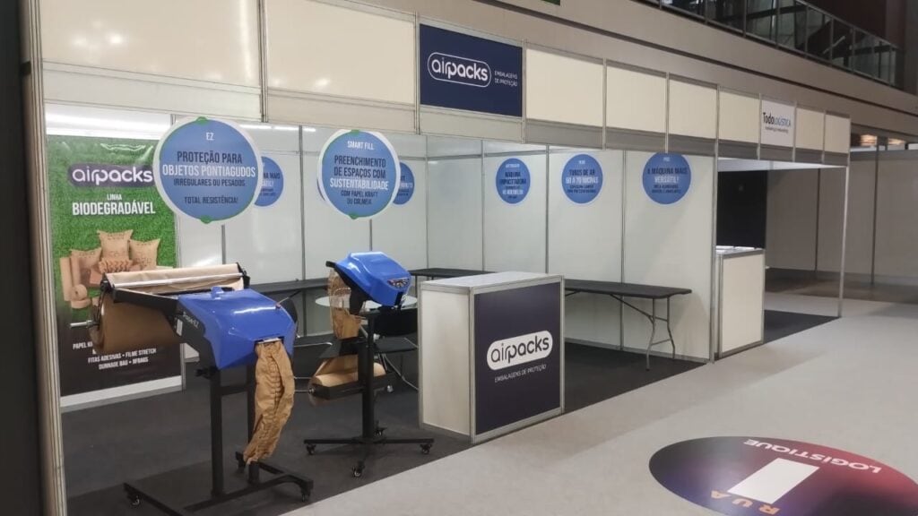 Circulação de visitantes em stand montado pela Totale na Logistique