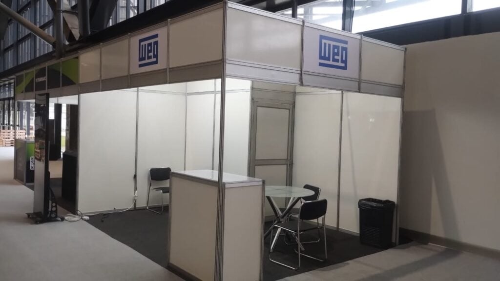 Equipe da Totale finalizando stand na Logistique em Balneário Camboriú