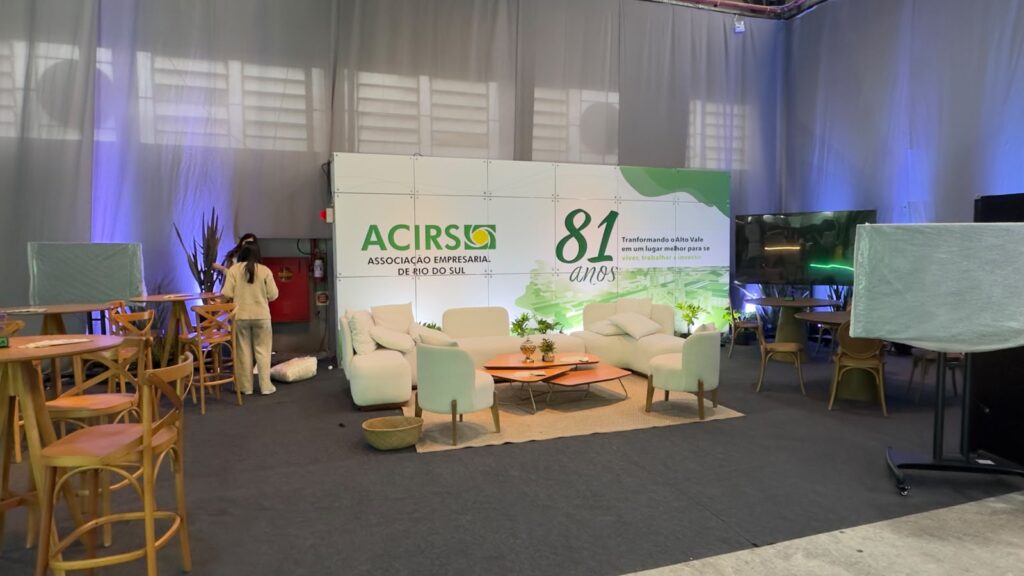 Equipe da Totale durante a montagem de stand na Fersul 2026