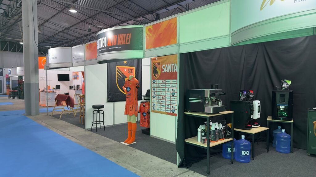 Vista geral de stand montado pela Totale na Fersul 2026