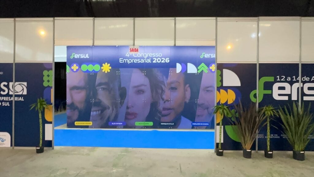 Equipe da Totale finalizando stand na Fersul em Rio do Sul