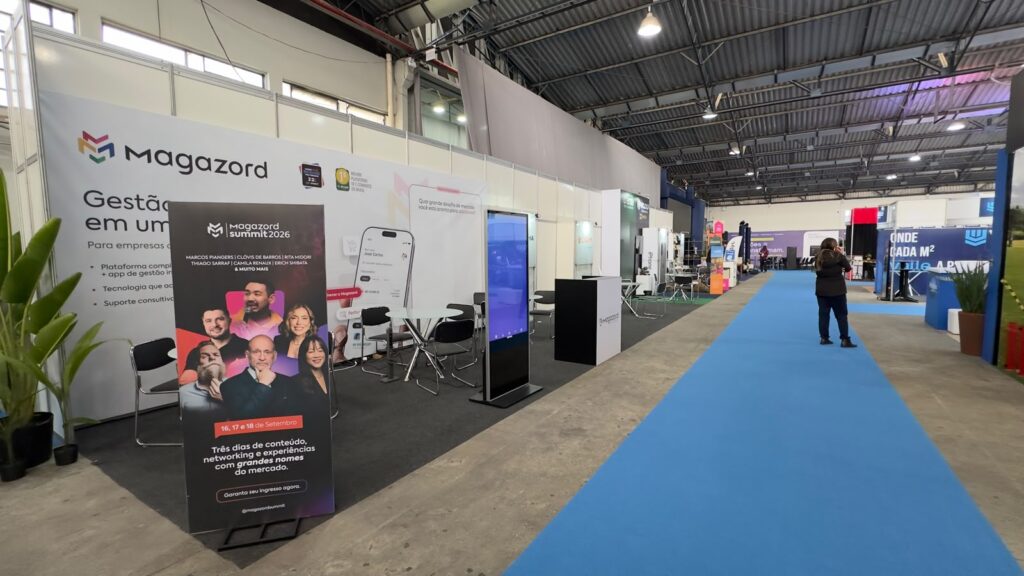Iluminação e mobiliário de stand montado pela Totale na Fersul
