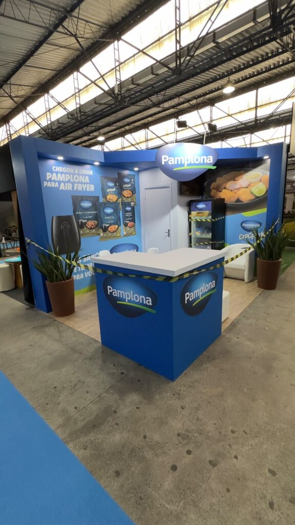 Identidade visual aplicada em stand da Totale na Fersul 2026