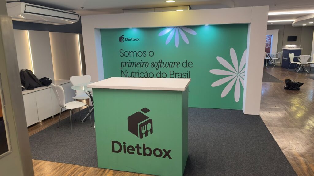 Identidade visual aplicada em stand da Totale no Meeting Nutrição da Mulher