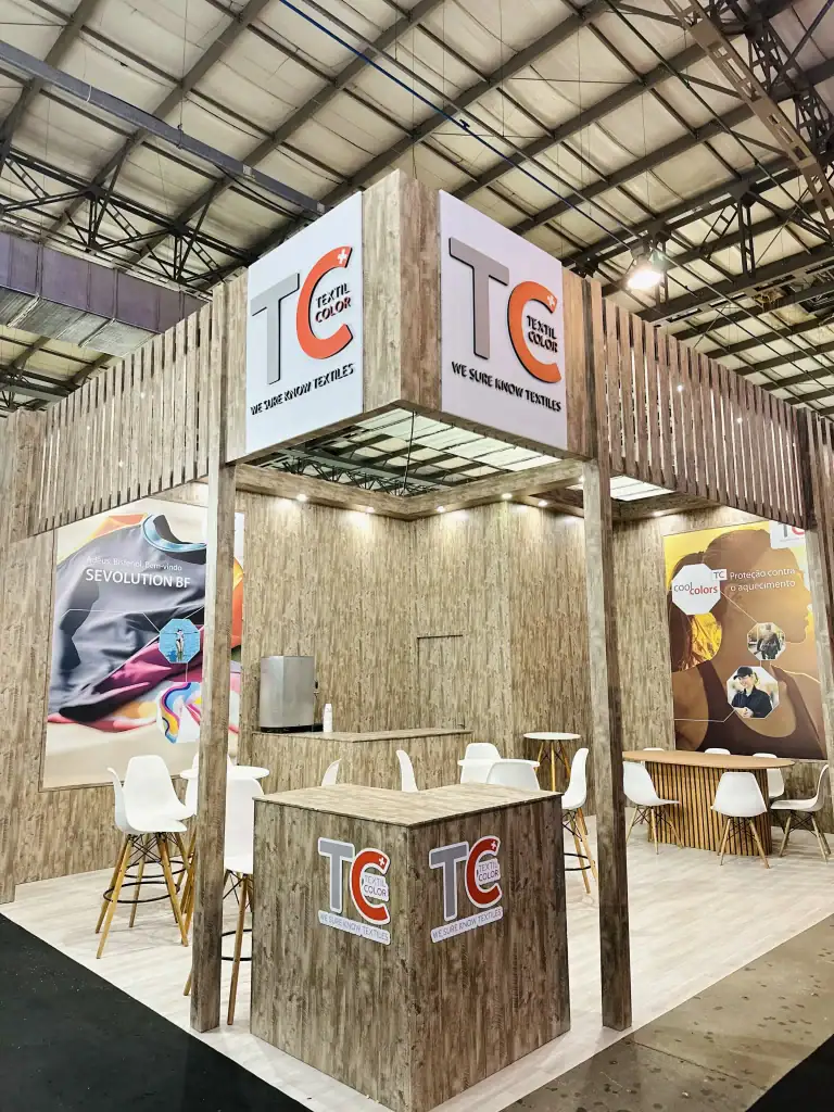 Detalhe de mobiliário em stand montado pela Totale na Febratex 2026