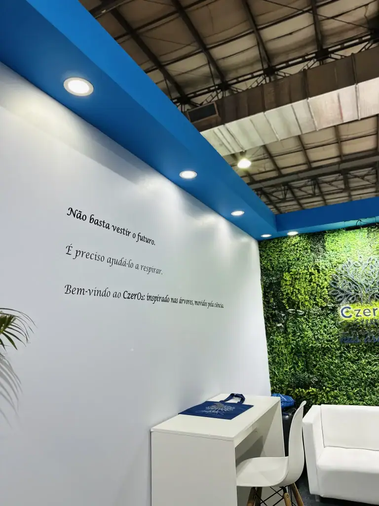 Circulação de visitantes em stand montado pela Totale na Febratex 2026